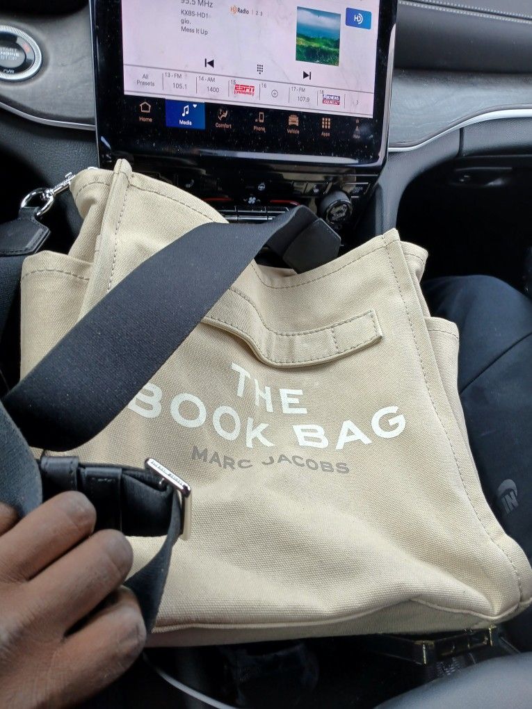 Marc Jacob's Bag Pretty much new Pice Is 185 .00 Only Asking 100$