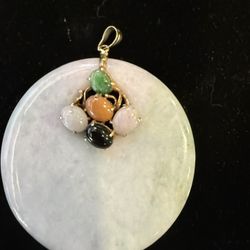 Gorgeous huge jade pendant in 14 K yellow gold