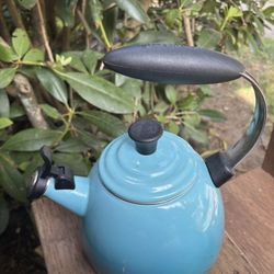 LOW PRICE MOVING- LE CREUSET $165 + TAX RETAIL TEA KETTLE TEA POT 