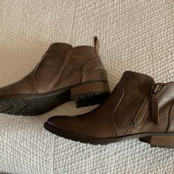 UGG Ankle High Boots, 7 1/2M  $50 Like New