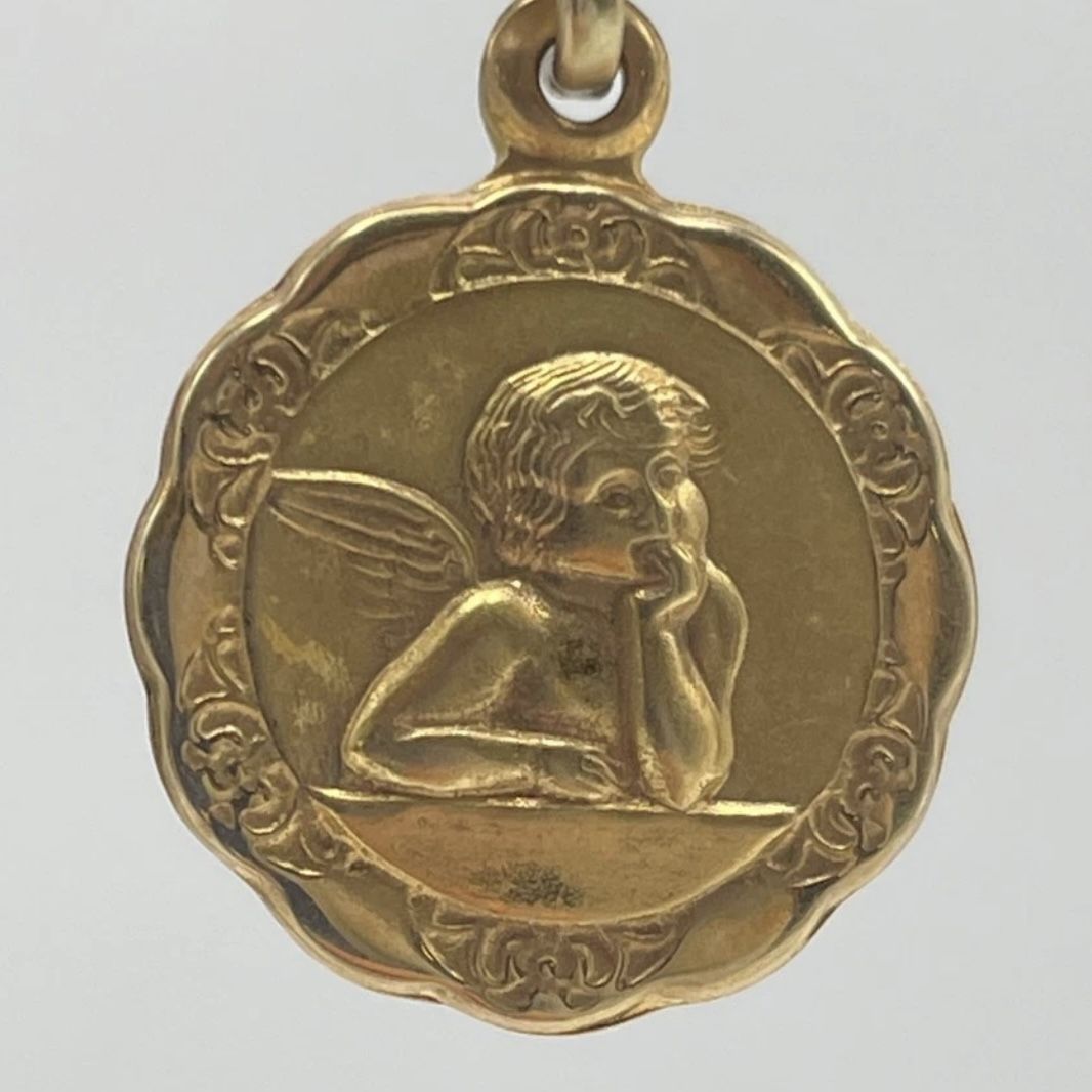 14K Yellow Gold Angel Cherub Scalloped Round Engraved Medallion Pendant