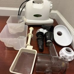 Omega Juicer (Masticating extractor) w/ glass beverage bottles