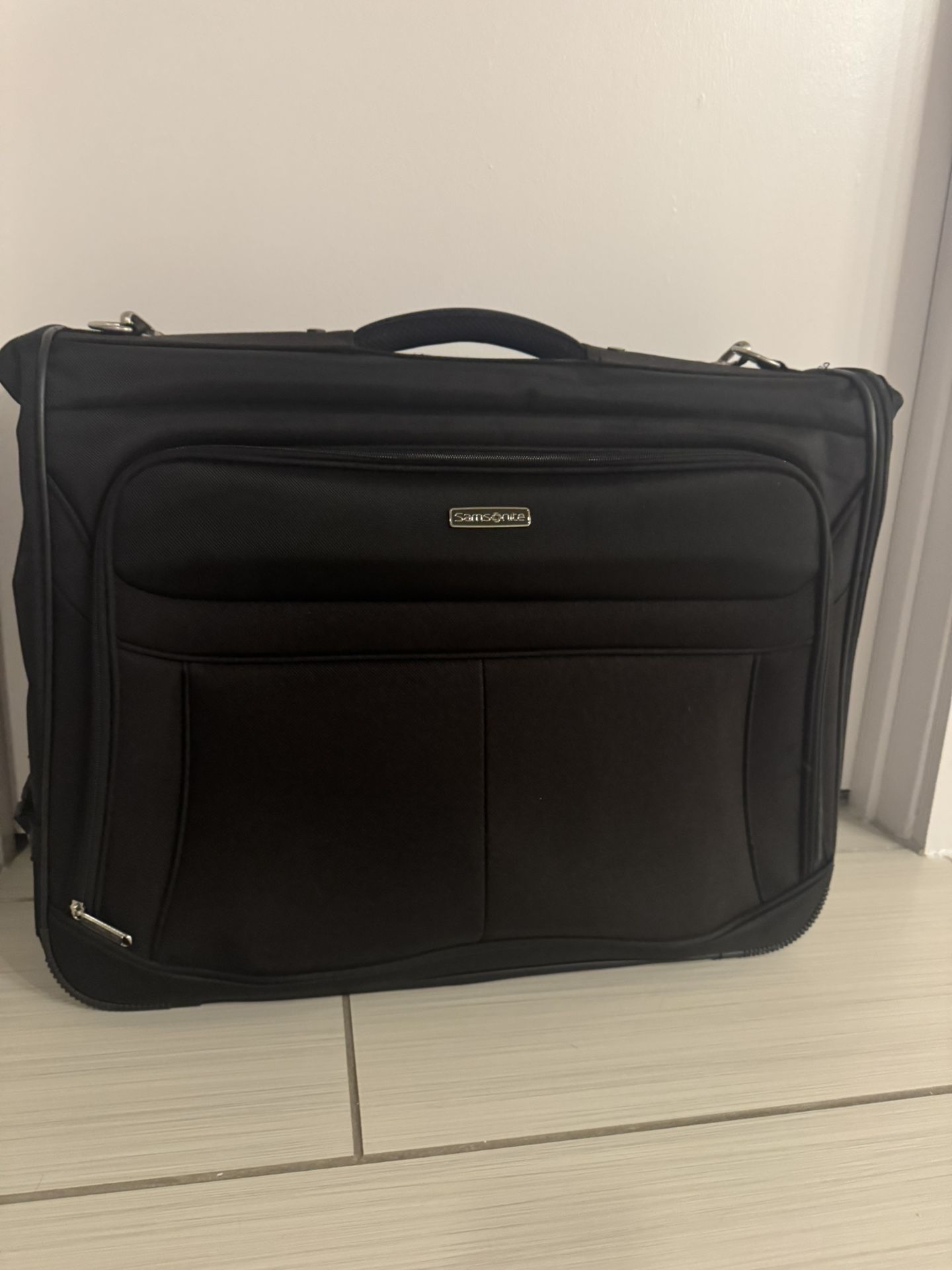 Samsonite Bifold Garment Bag 24x22x4 NWOt