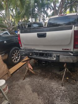 Part complete bed , tailgate and bomber