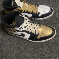 Air Jordan Retro 1’s Gold Toe