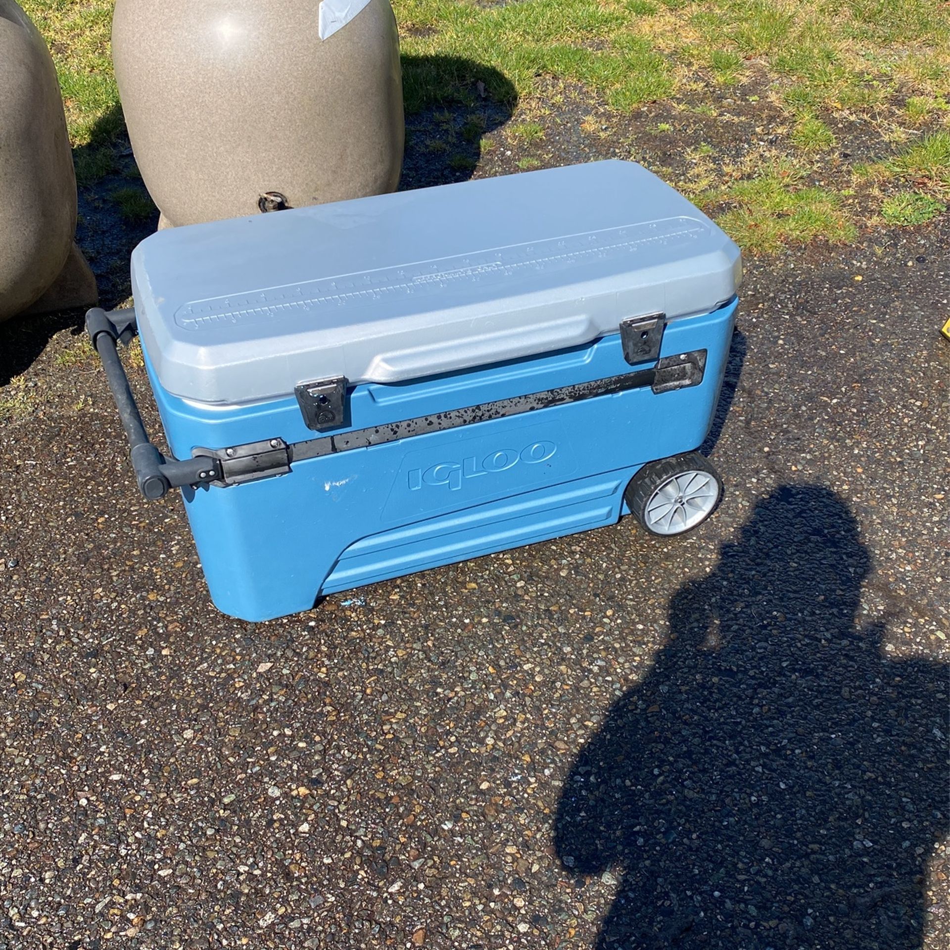 Cooler igloo Large With Wheels 