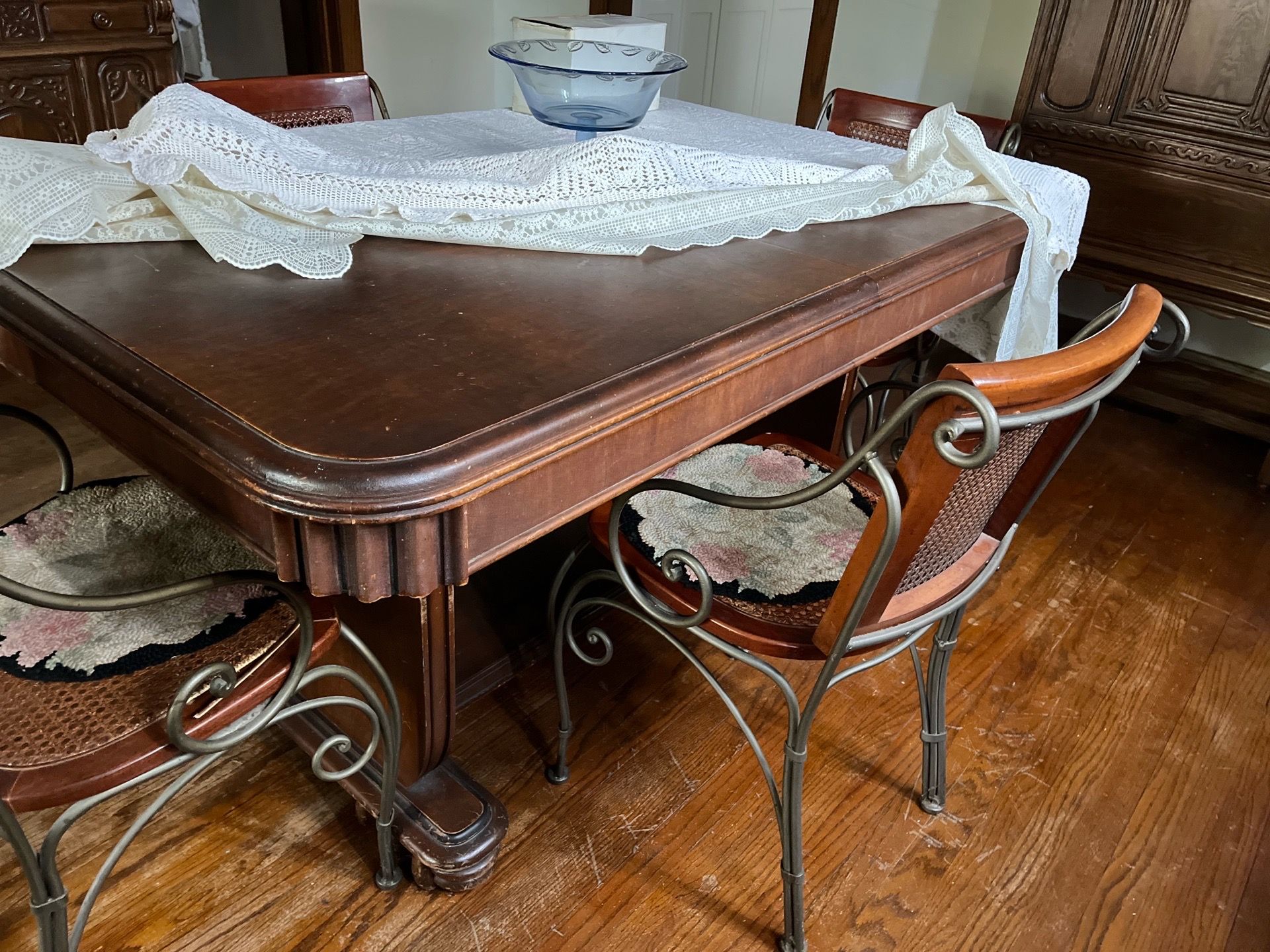 Dining room table and 4 chairs