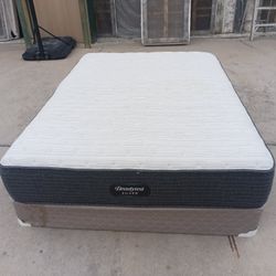 Queen Beautyrest Mattress And Box Spring 
