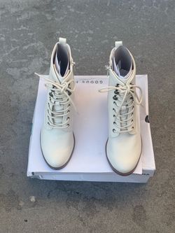 NEW Women’s Cream Lace-Up Heeled Ankle Boots - Size 7.5
