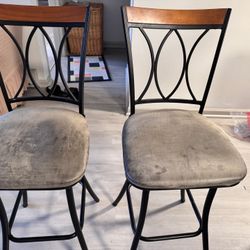 Selling 2 sturdy metal bar stools 