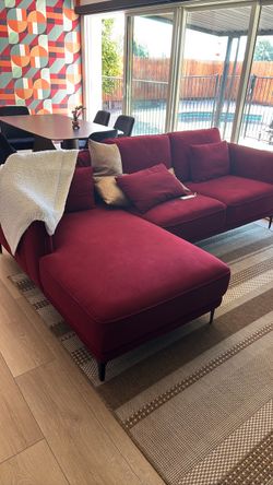 ** Red Couch - Ultra modern/Comfy
