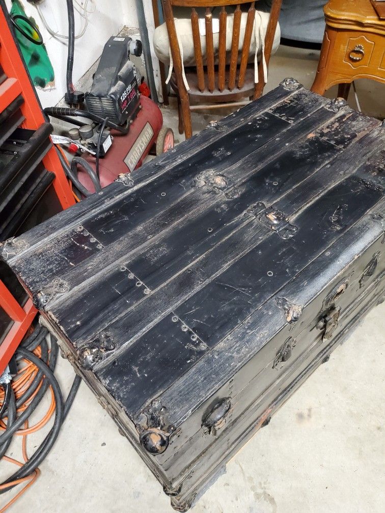 Vintage ANTIQUE FLAT TOP STEAMER TRUNK U.L.W.I.U CO UNION MADE !