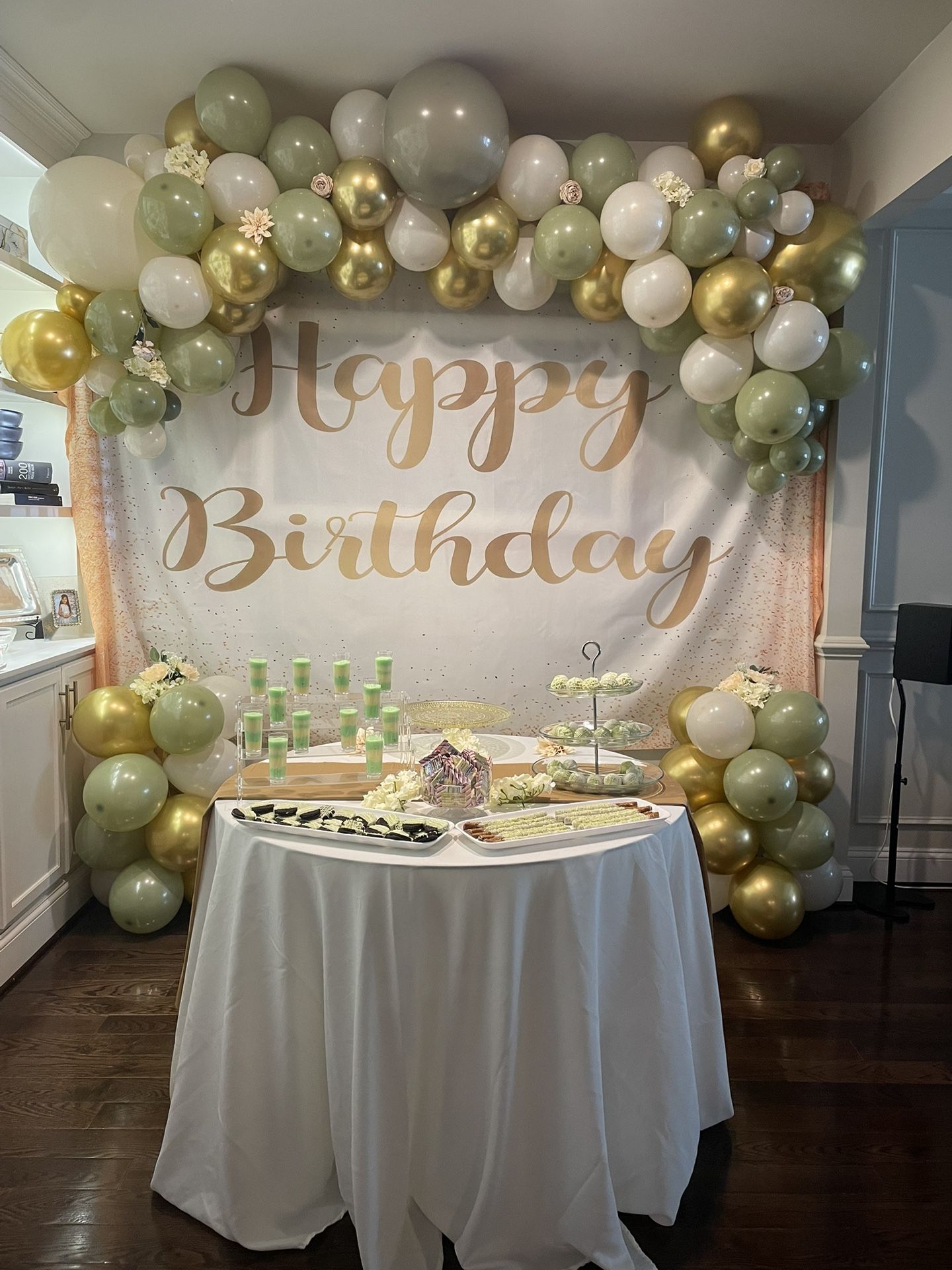 Gold And Green Balloon Arch 