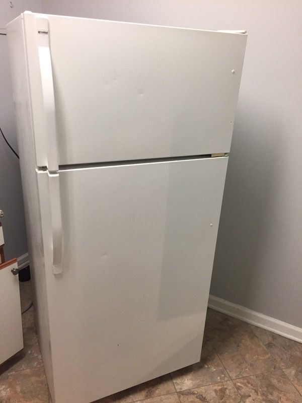 REFRIGERATOR w/ Ice Maker! Steal This One Cold!