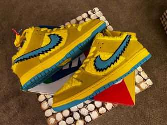 Brand newNike SB “Yellow bear” size 9.5