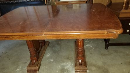 BEAUTIFUL VINTAGE DINING TABLE STURDY WOOD( no chairs)