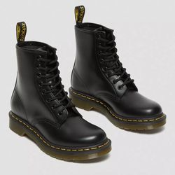 Dr. Martens - 1460 Boots - Black - 8 | perfect Mother’s day gift 