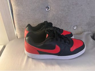 Nike sneakers size 9 in very good condition