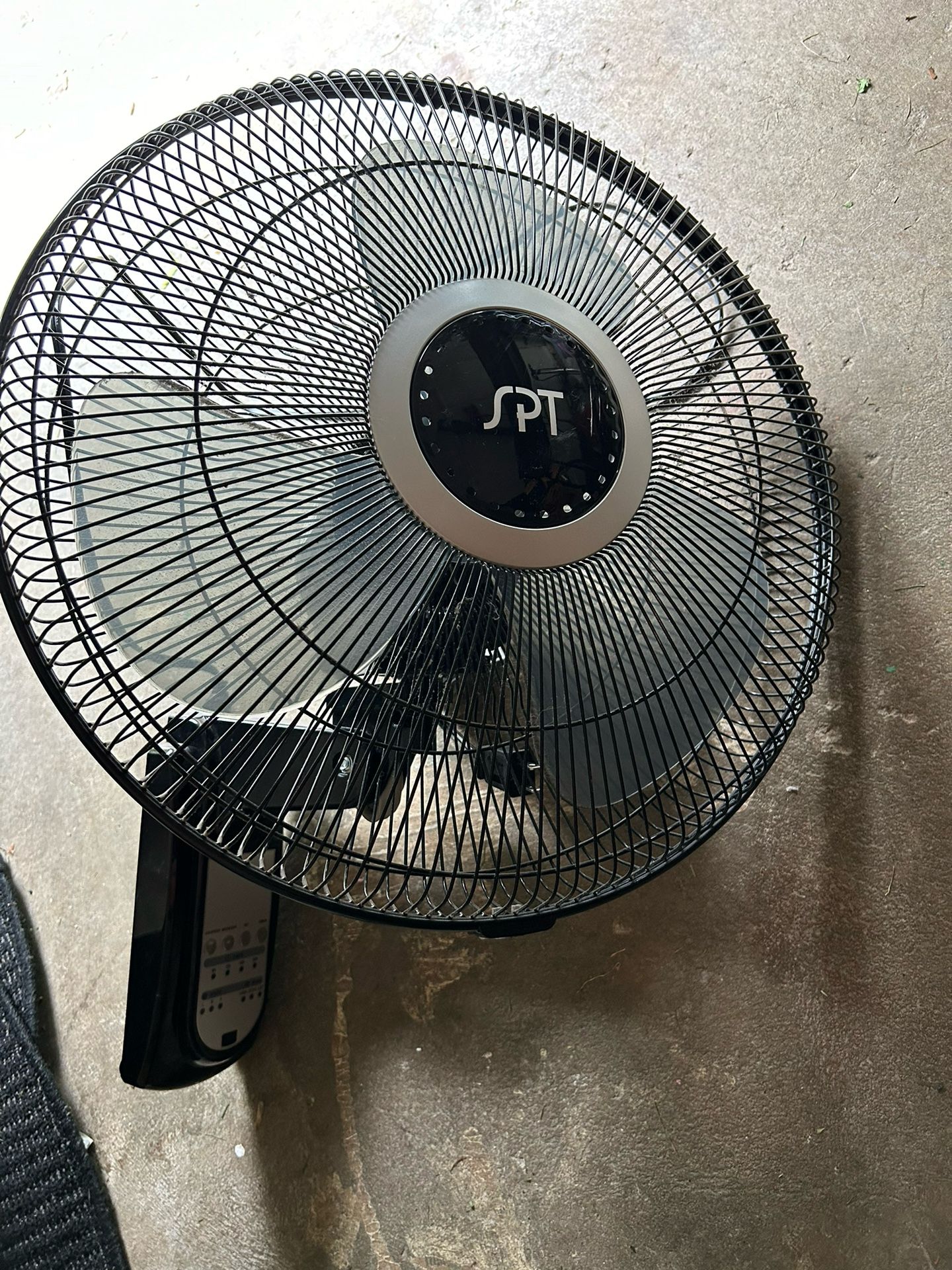 16in Indoor Black Mounted Fan With Remote 