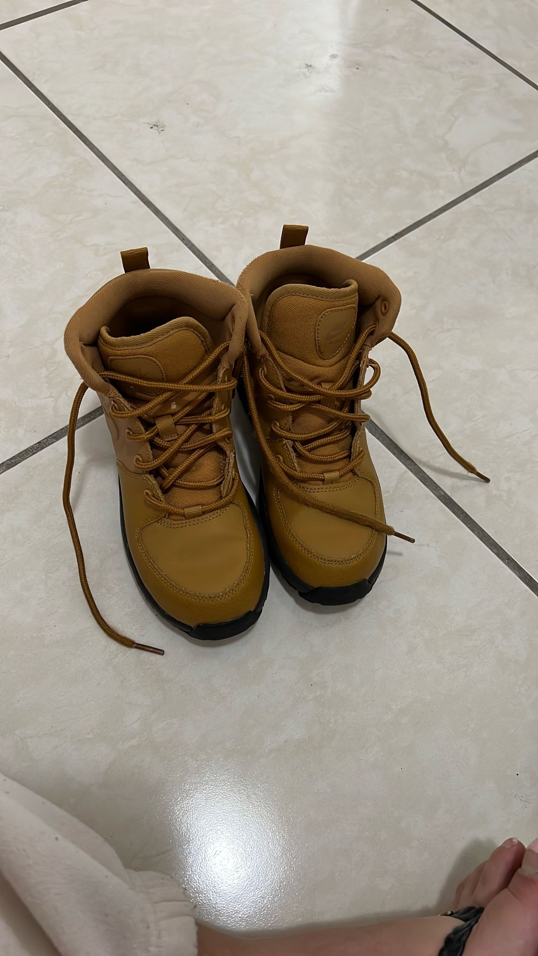 Nike Shoes/ Mid Boots