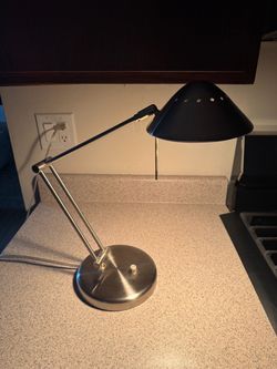 Adjustable halogen desk lamp