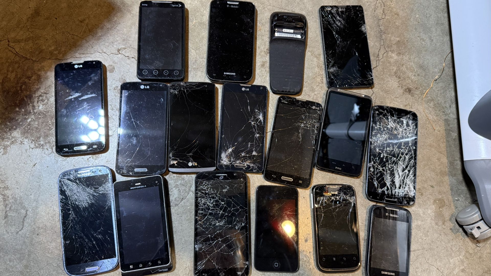 Lot of 17 Used Smartphones β For Parts or Repair Brands include LG, Samsung, HTC, Motorola, Huawei, and others. Some phones power on, but most have cr