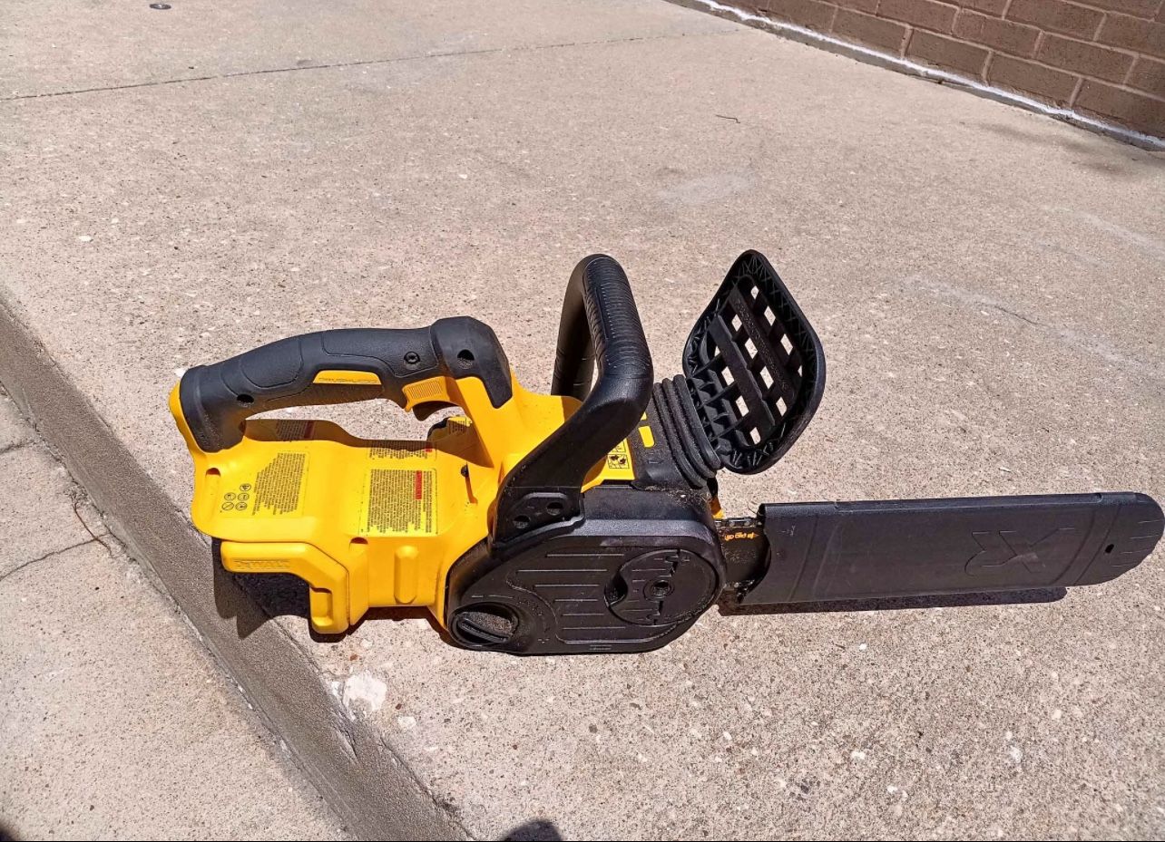 Dewalt 20 v battery powered chainsaw