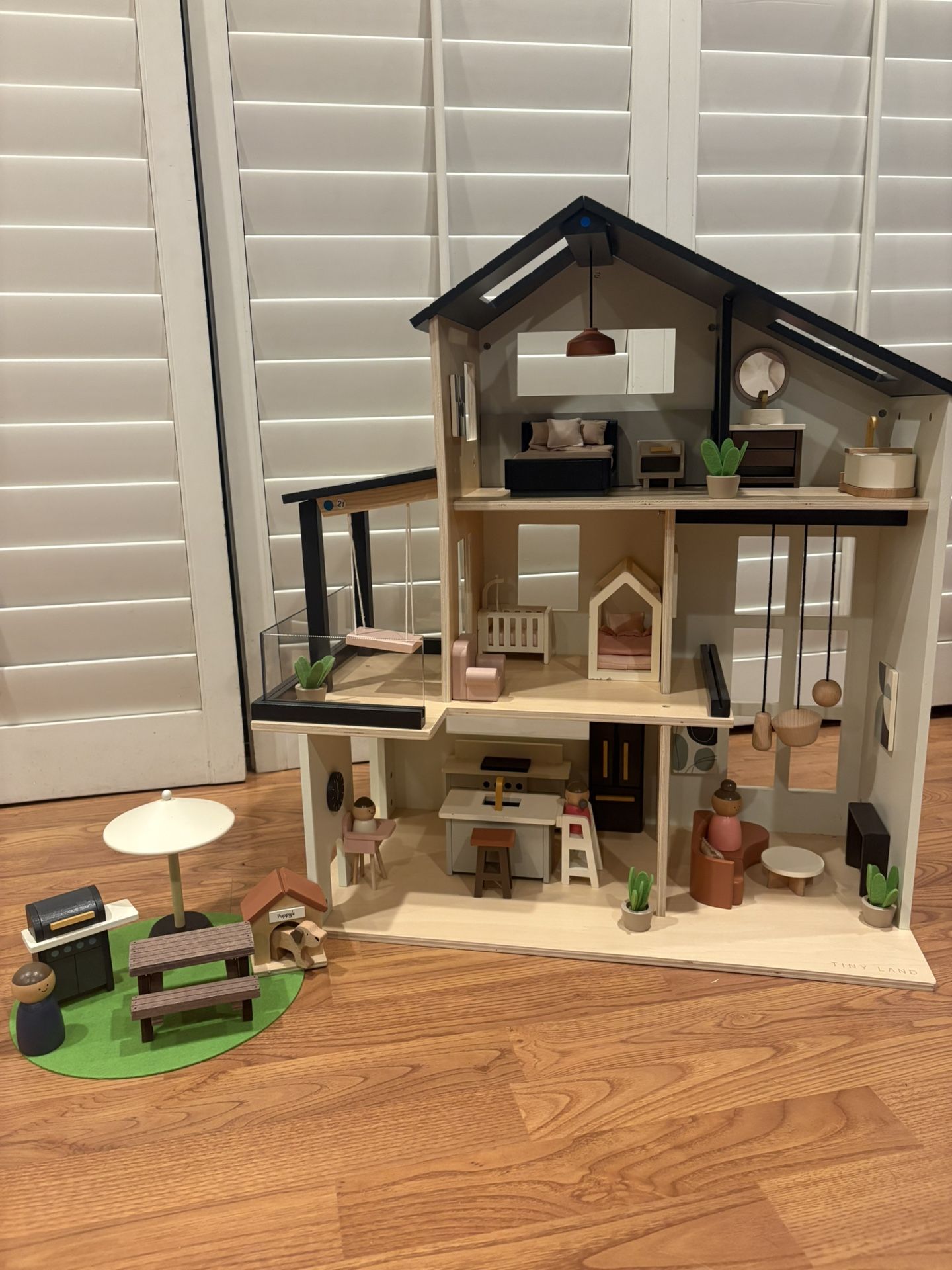 DOLL HOUSE