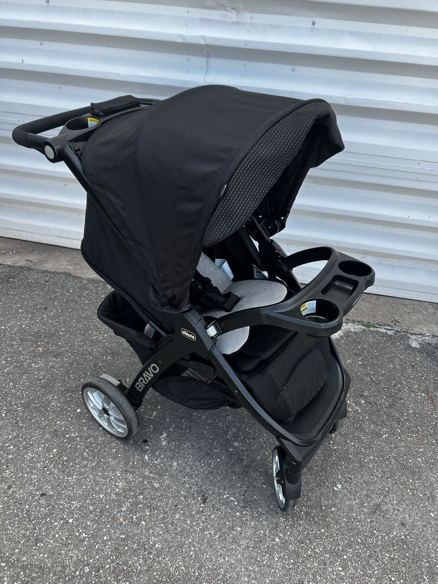 Chicco Mini Bravo Plus Baby Toddle Lightweight Stroller! Excellent condition! Easy to fold! Reclining seat. Retails $229.99