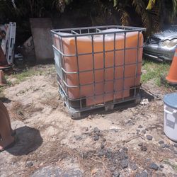 900 Gallon Water Holding Tank Like New Frame Very Solid Doesn't Have A Lid