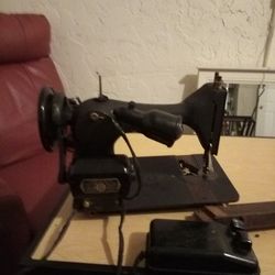 1952 Singer Sewing Machine And Original Wooden Carry Case