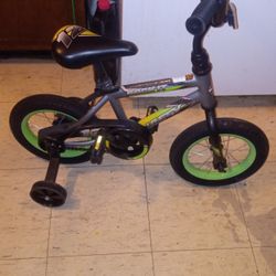 Huffy Rock It 12 Inch Bike In LIKE NEW CONDITION READY TO RIDE NEEDS NOTHING 