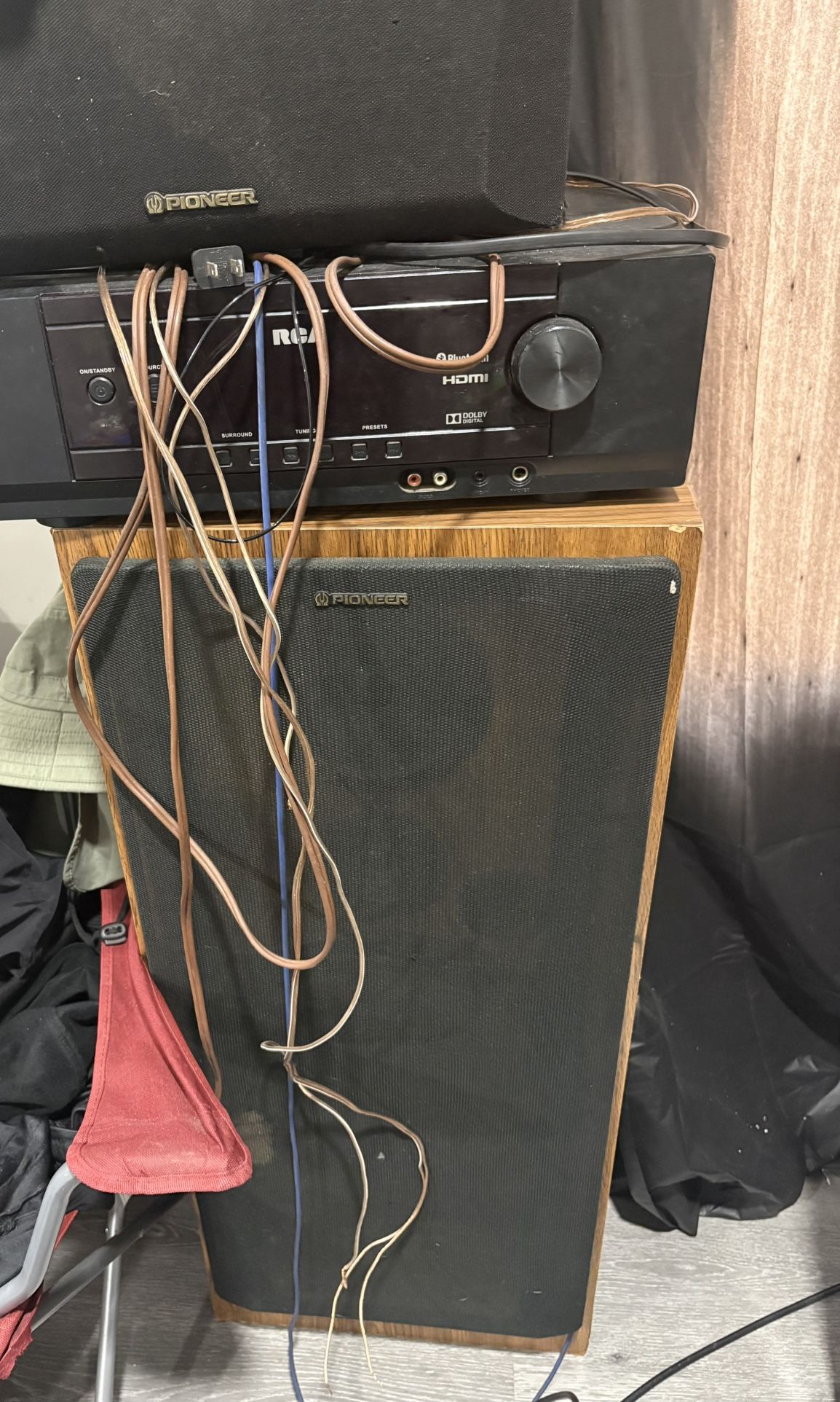 Speakers Two Of Them One Tall (bottom) And The One on Top.. The Deck Doesn’t Work.. Well It Cuts On And Off