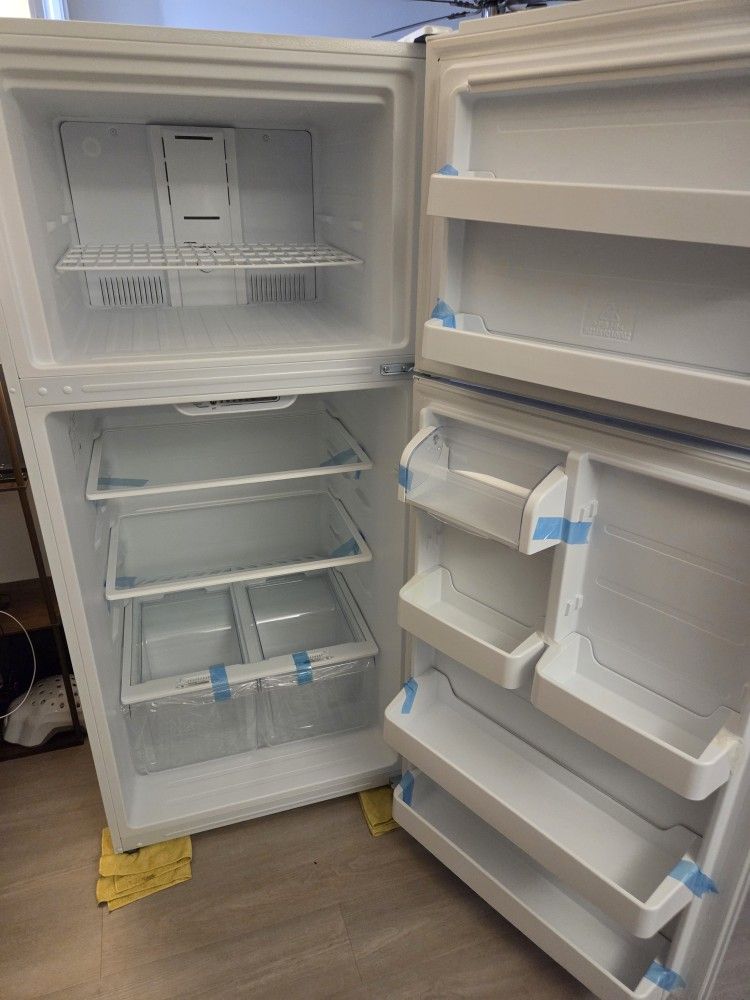 Refrigerator, Like New, 18 Cu. Ft