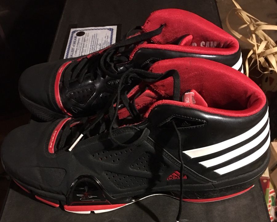 Tracy McGrady game used/ issues shoes Magic Rockets nba man cave