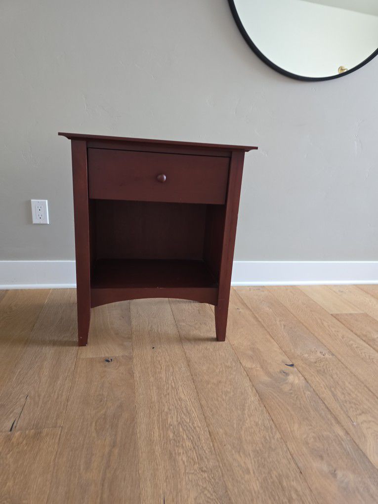 End Table Great Condition Cherry