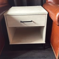 Modern Minimalist Nightstand / Side Table – Light Oak Finish