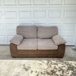 Gorgeous Loveseat / Couch [FREE Delivery🚚]