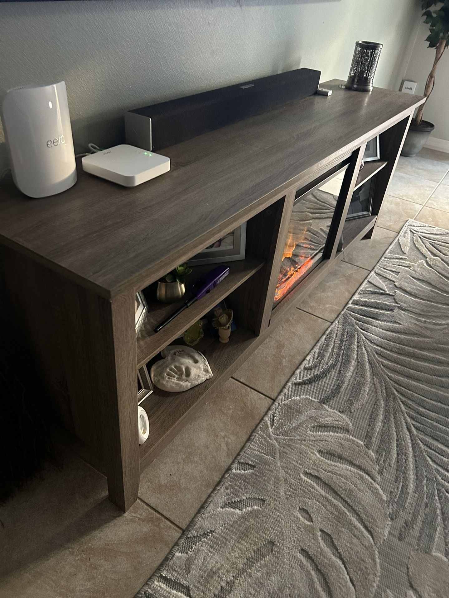 TV Consolé And fireplace 