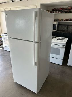 GE Refrigerator (1 month warranty)