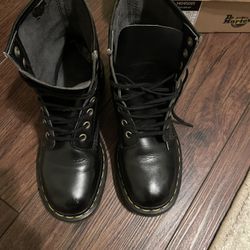 Used Vegan Dr.Martens Size 7