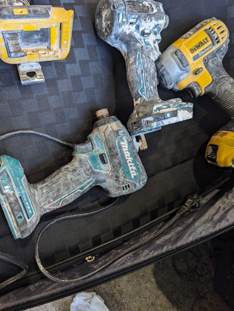 4 Drills 2 Chargers . DeWalt Mikiba