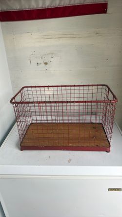 Wire basket with wood bottom