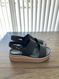 Crocs Brooklyn Low Wedge Sandals – Women’s Size 7