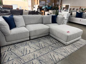 Dayna 4 pc Grey Fabric Sectional BRAND NEW