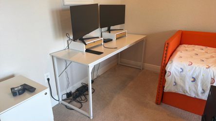 Samsung Display Monitors and Desk.  Like new!!!