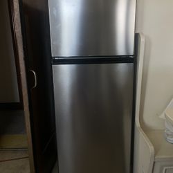 Refrigerator (mid size 21.5x21x56.5)