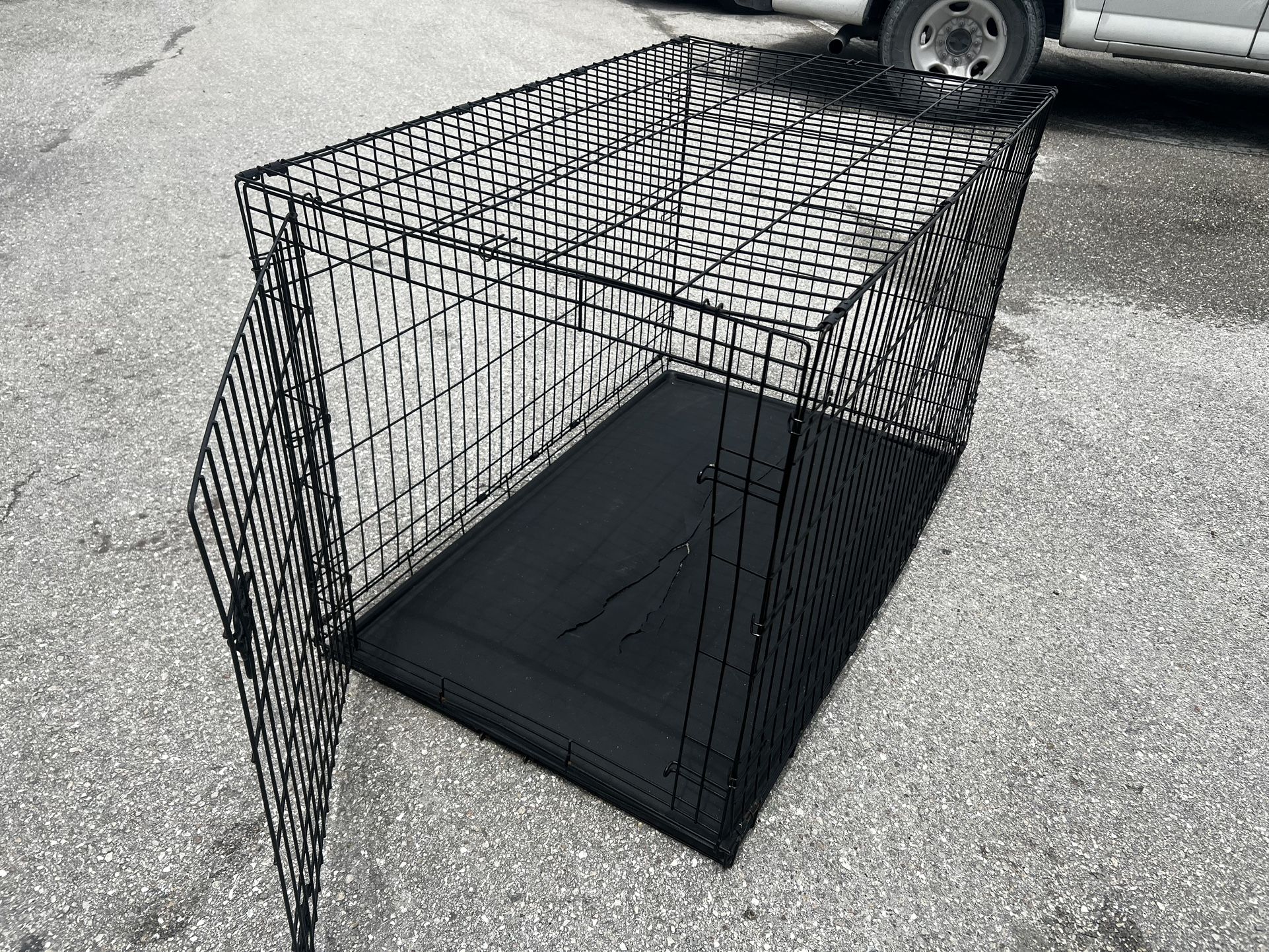 48x30x33in Large Black Metal Foldable Single Door Dog Cage Carrier Containment Housing Crate! Great for dogs up to 100lbs. Tray has some cracks in the