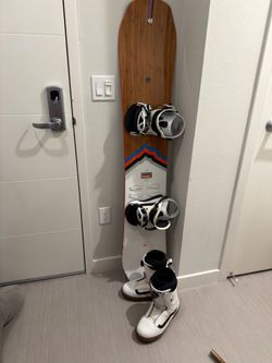 Arbor camber snowboard 159cm with boots