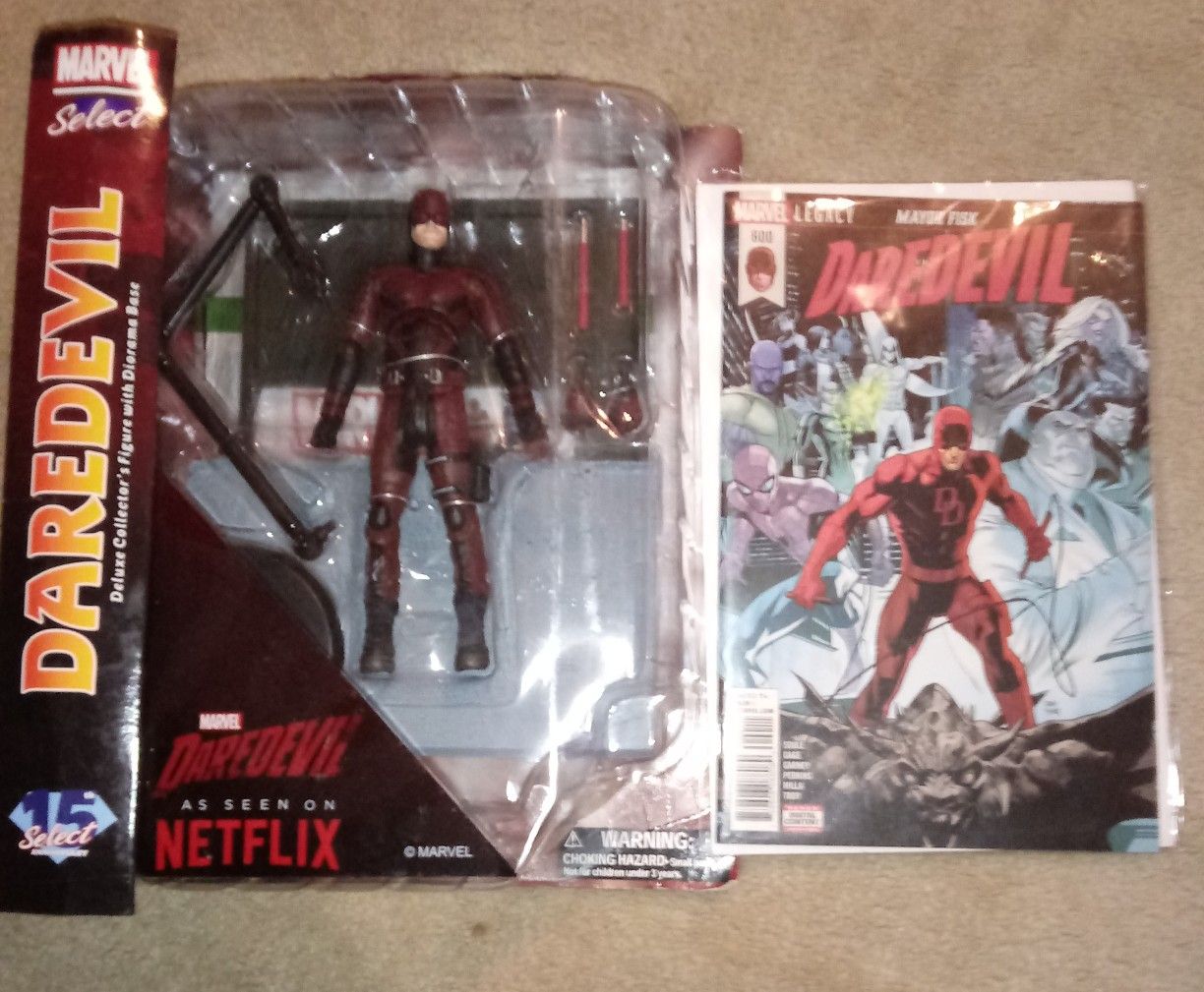 Marvel Select Netflix Daredevil Action Figure with Rare Comic
